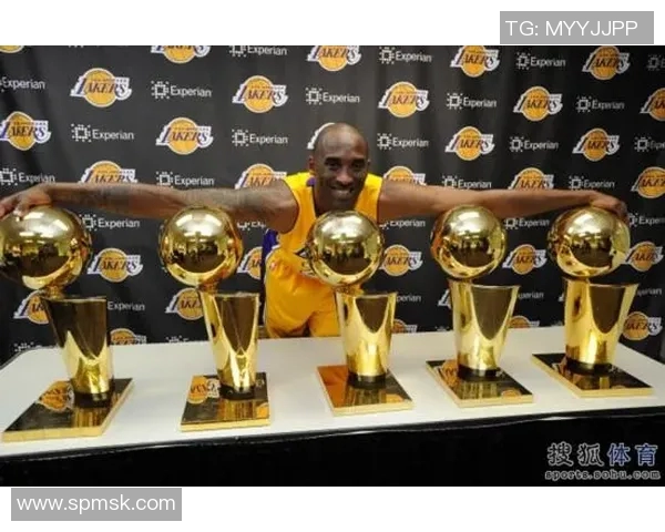 以NBA总冠军奖杯为象征，探讨篮球历史中的荣耀与传奇时刻